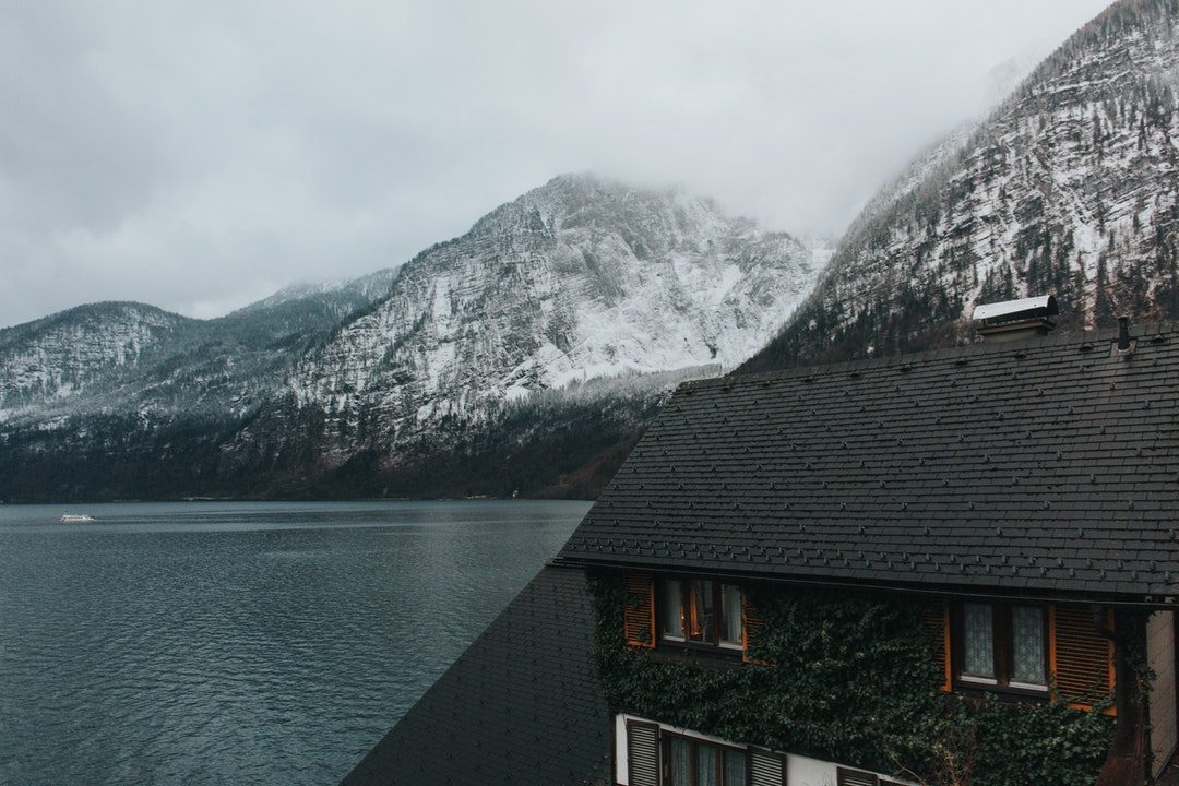 Winters landschap met bergen en een meer