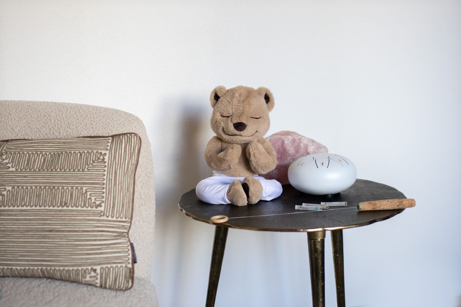 Knuffelbeer op een tafeltje in de salon
