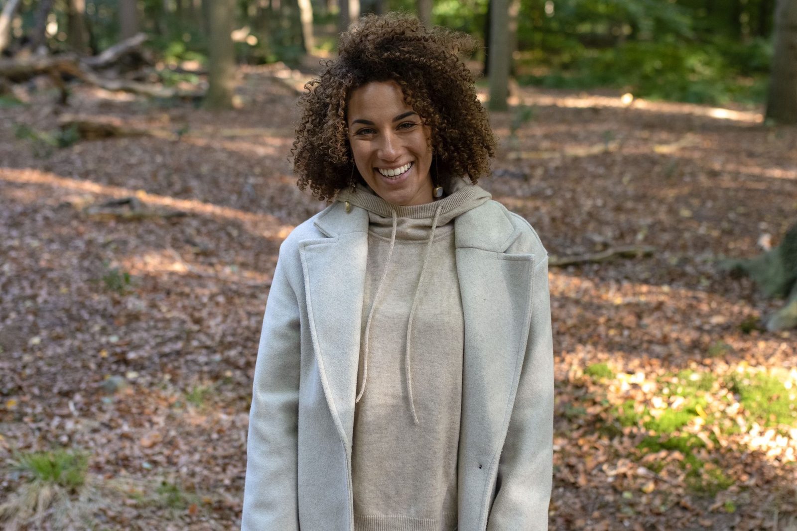 Sushila lachend in het bos